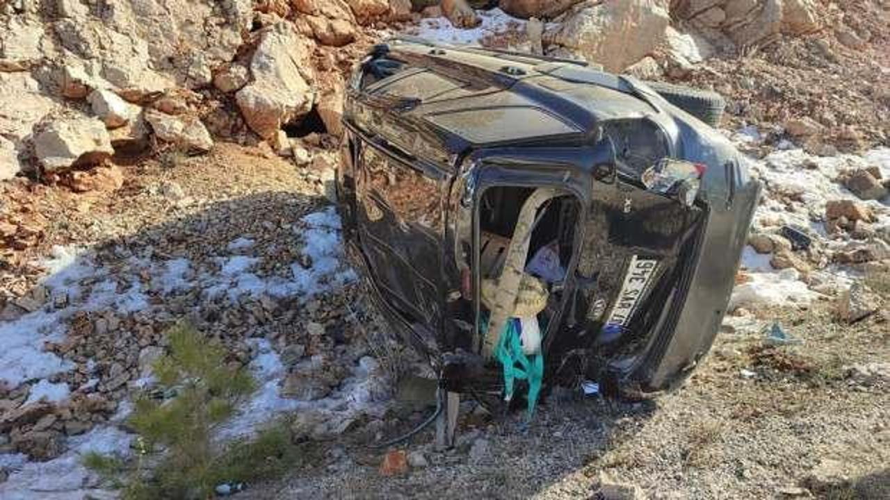 Yolcu otobüsünün arkadan çarptığı otomobil devrildi: 3 yaralı