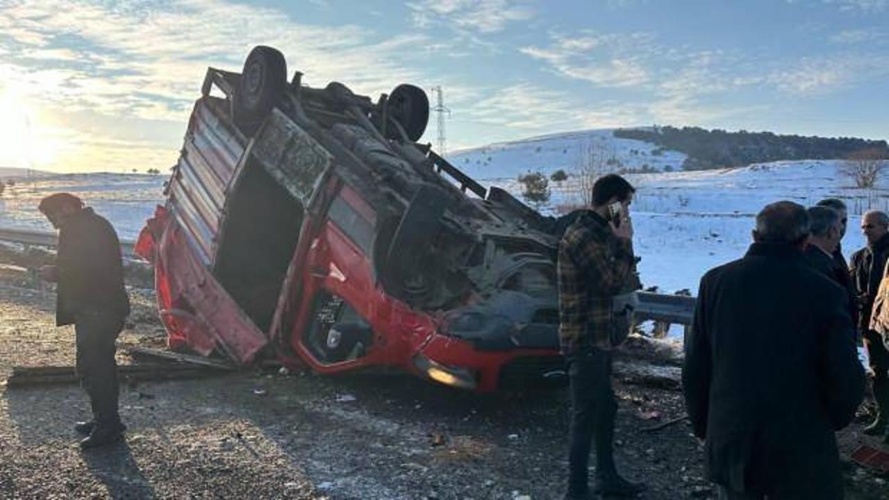 Ardahan'da kamyonet ile tır çarpıştı: 3 kişi yaralandı