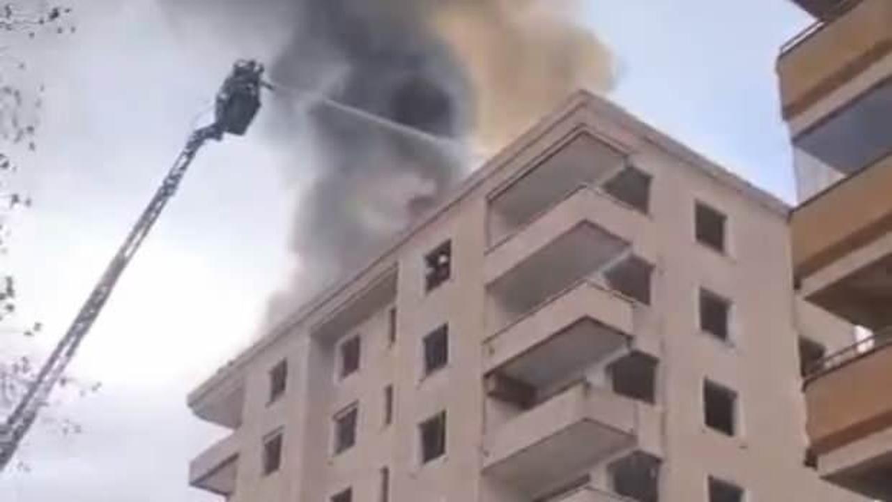 Ataşehir'de 8 katlı binanın çatısı alev alev yandı