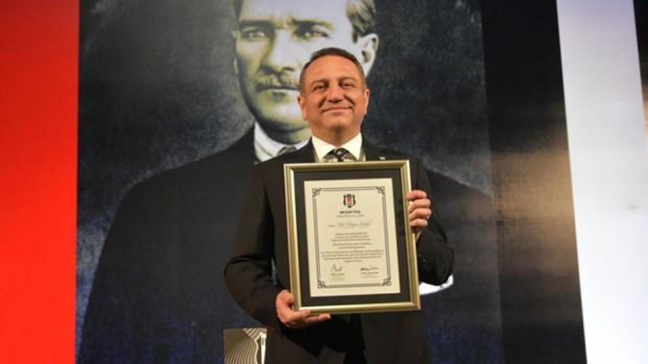 Beşiktaş'ın olay adamından flaş karar! 2 g&ouml;revini bıraktı