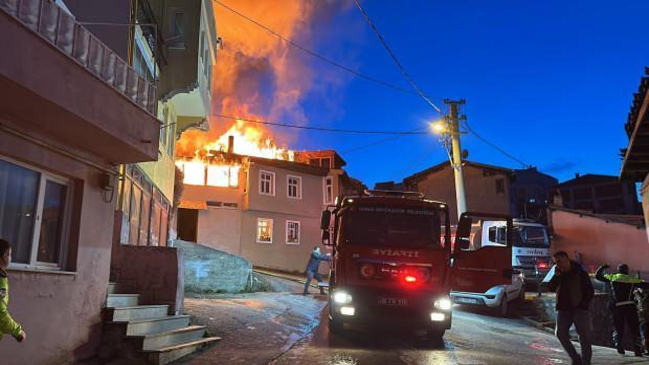 Bursa'da 3 ev yandı! Sebebi bilinmiyor
