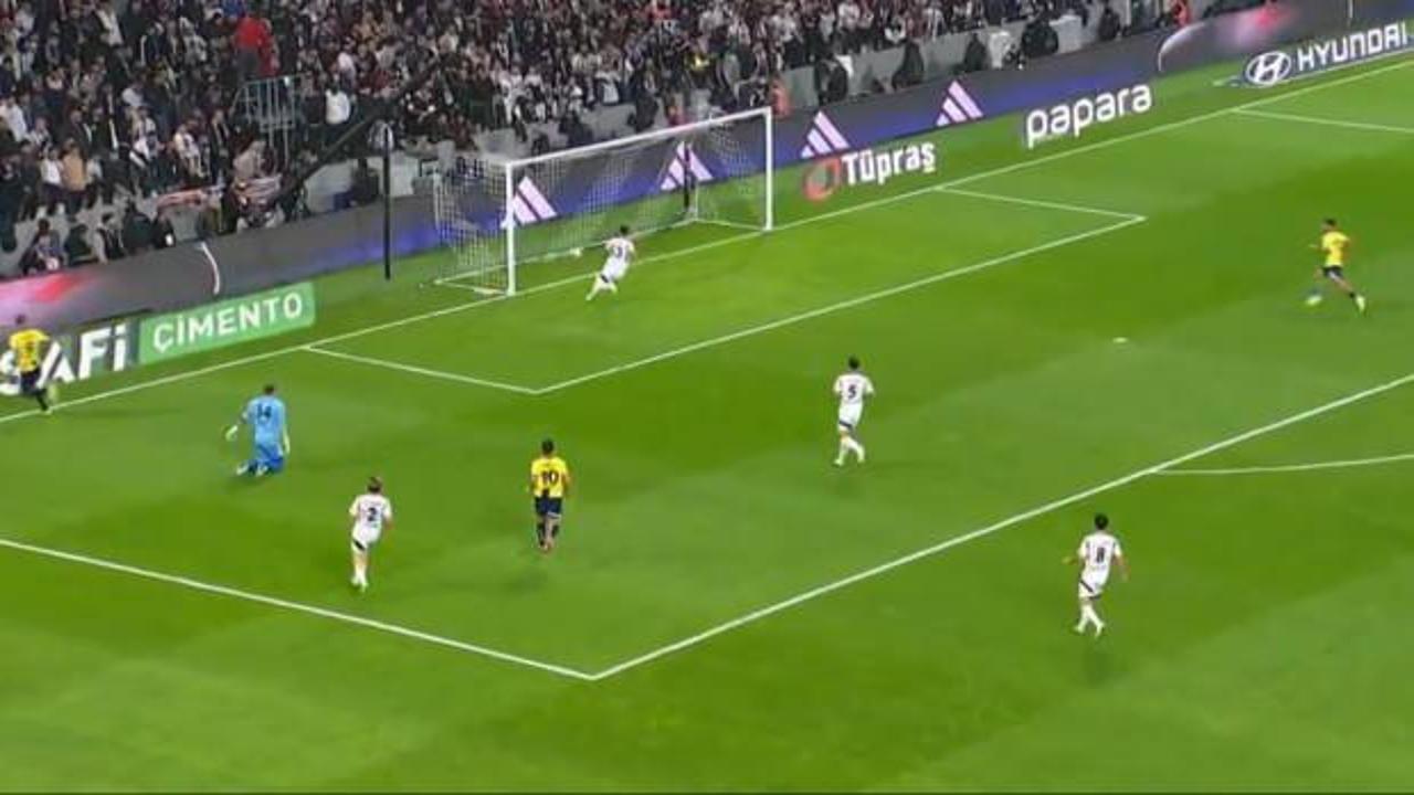 Dev derbide inanılmaz pozisyon! Boş kaleye giden topa unutulmaz müdahale