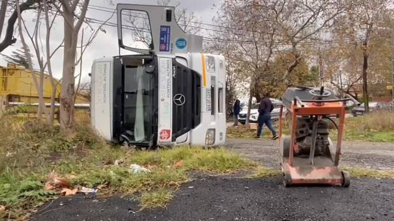 İstanbul'da İSKİ çalışması sırasında yol çöktü! 
