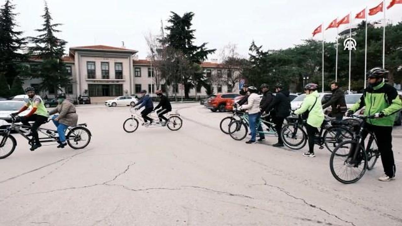 Kırklareli'nde g&ouml;rme engelliler, kılavuz s&uuml;r&uuml;c&uuml;ler eşliğinde bisiklet s&uuml;rd&uuml;