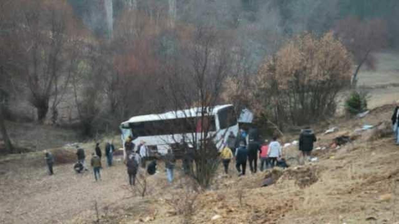 K&uuml;tahya'da iş&ccedil;i taşıyan servis takla attı: &Ccedil;ok sayıda yaralı var! 