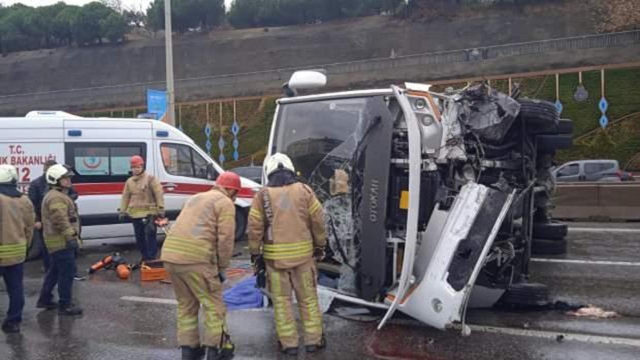  Maltepe'de servis minibüsü devrildi: 1 ölü