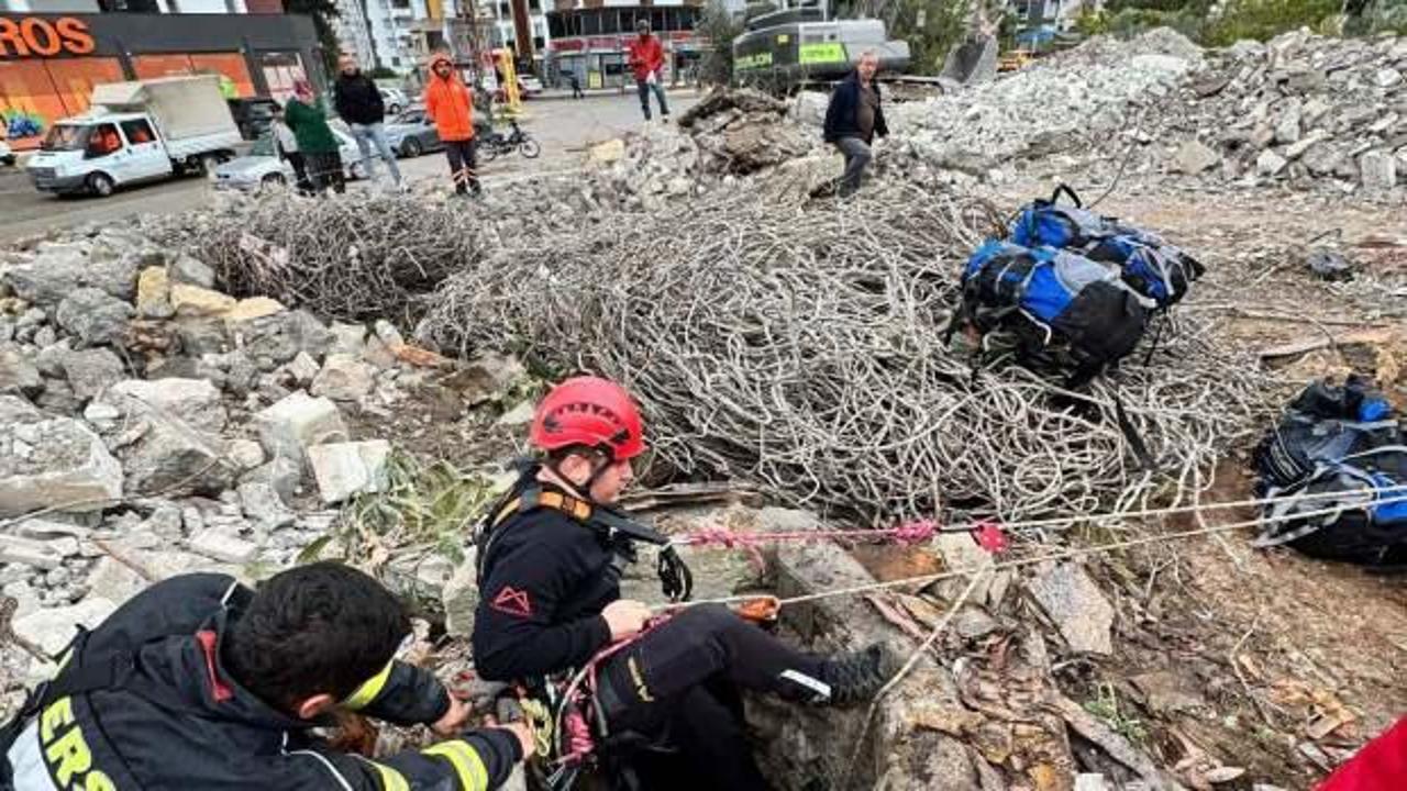 Mersin'de 12 metrelik su kuyusuna d&uuml;şen adam itfaiye ekipleri tarafından kurtarıldı