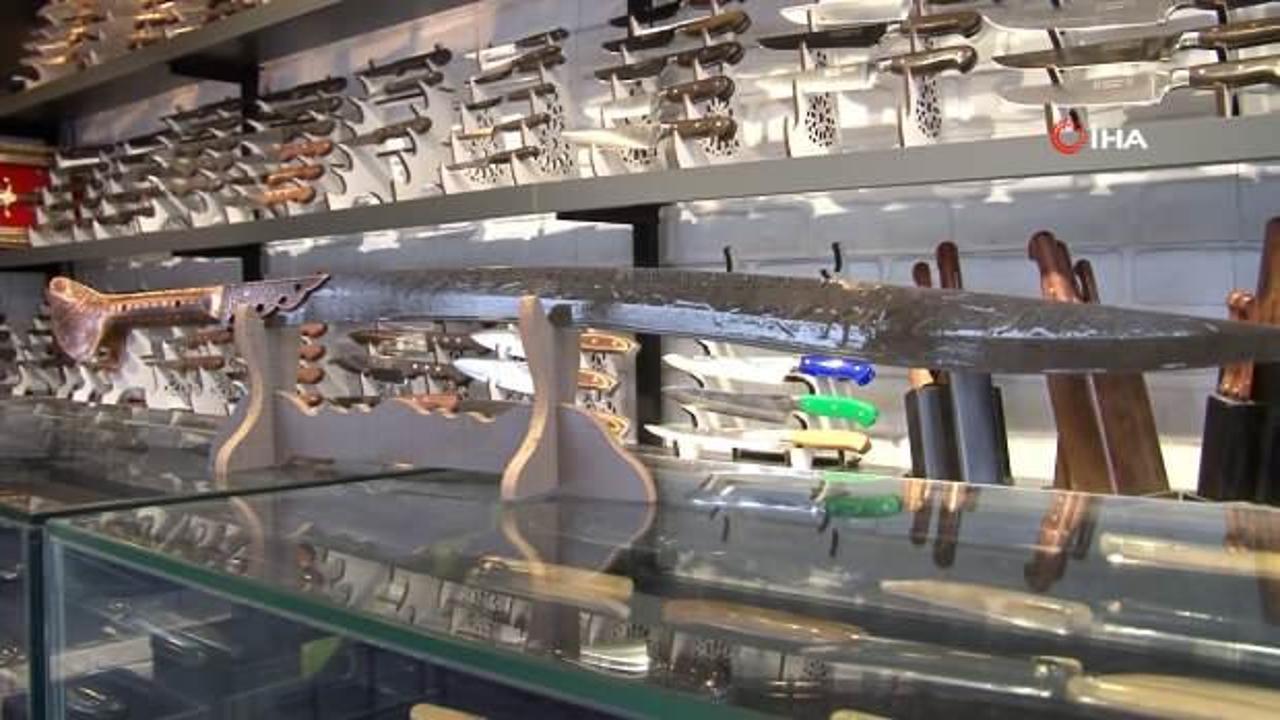 Sivaslı ustanın Şam çeliğinden ürettiği kılıç görüntüsüyle hayran bırakıyor!