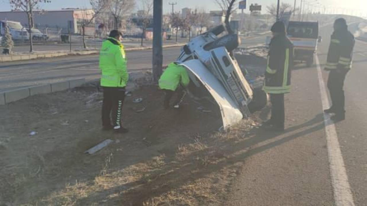 Sokak k&ouml;peğine &ccedil;arpan otomobil takla attı: 2 kişi yaralandı! 
