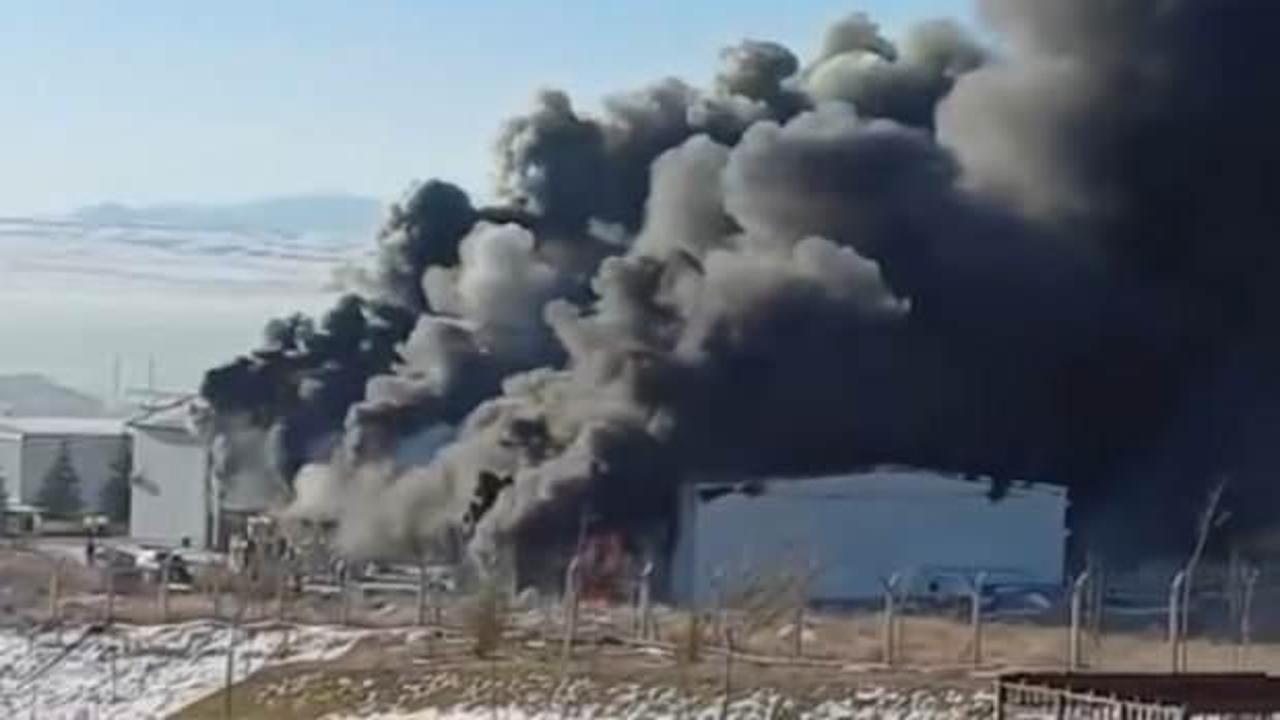 Son dakika! Niğde’de fabrika yangını! Gökyüzü simsiyah...