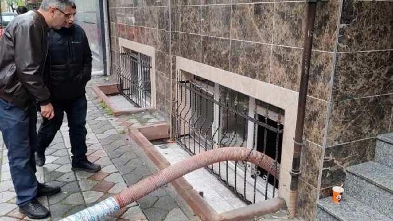 İSKİ vatandaşı isyan ettirdi: Yol çöktü, ev ve iş yerlerini su bastı!