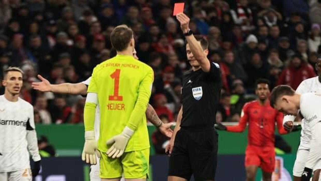 Toplam 923 maç... Manuel Neuer ilk kez kırmızı kart gördü