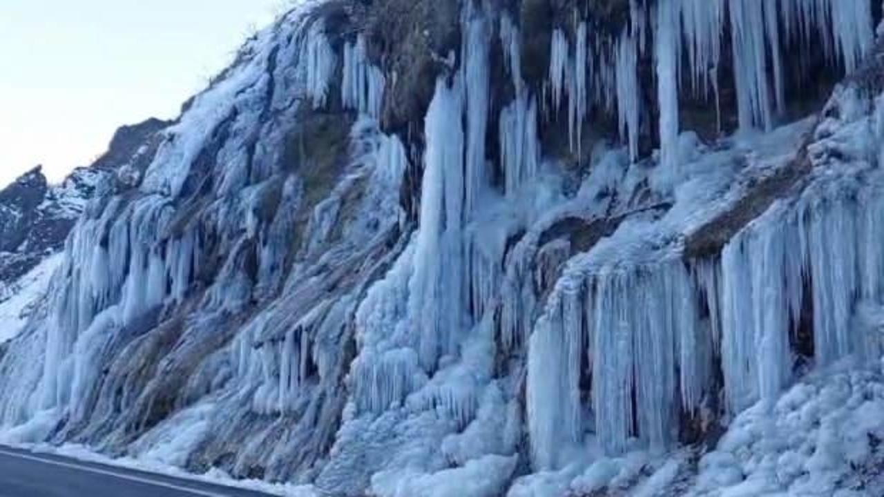 Tunceli'de termometre eksi 10'u g&ouml;sterdi: Ağlayan Kayalar'ın son hali şoke etti!