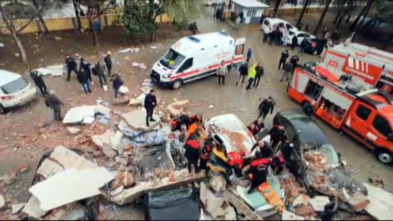 Veli toplantısında feci olay: Yıkılan duvarın altında kaldılar! 1 ölü