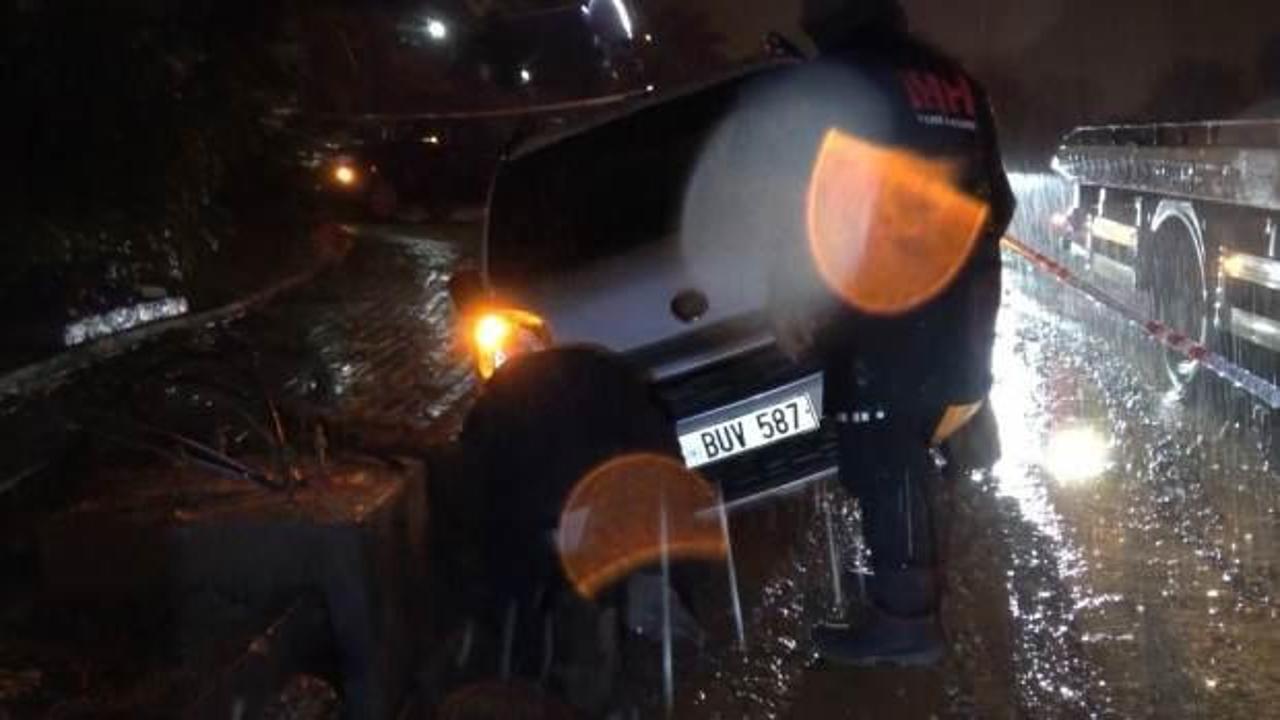 Yağmur nedeniyle yol &ccedil;&ouml;kt&uuml;, 3 ara&ccedil; &ccedil;ukura d&uuml;şt&uuml;