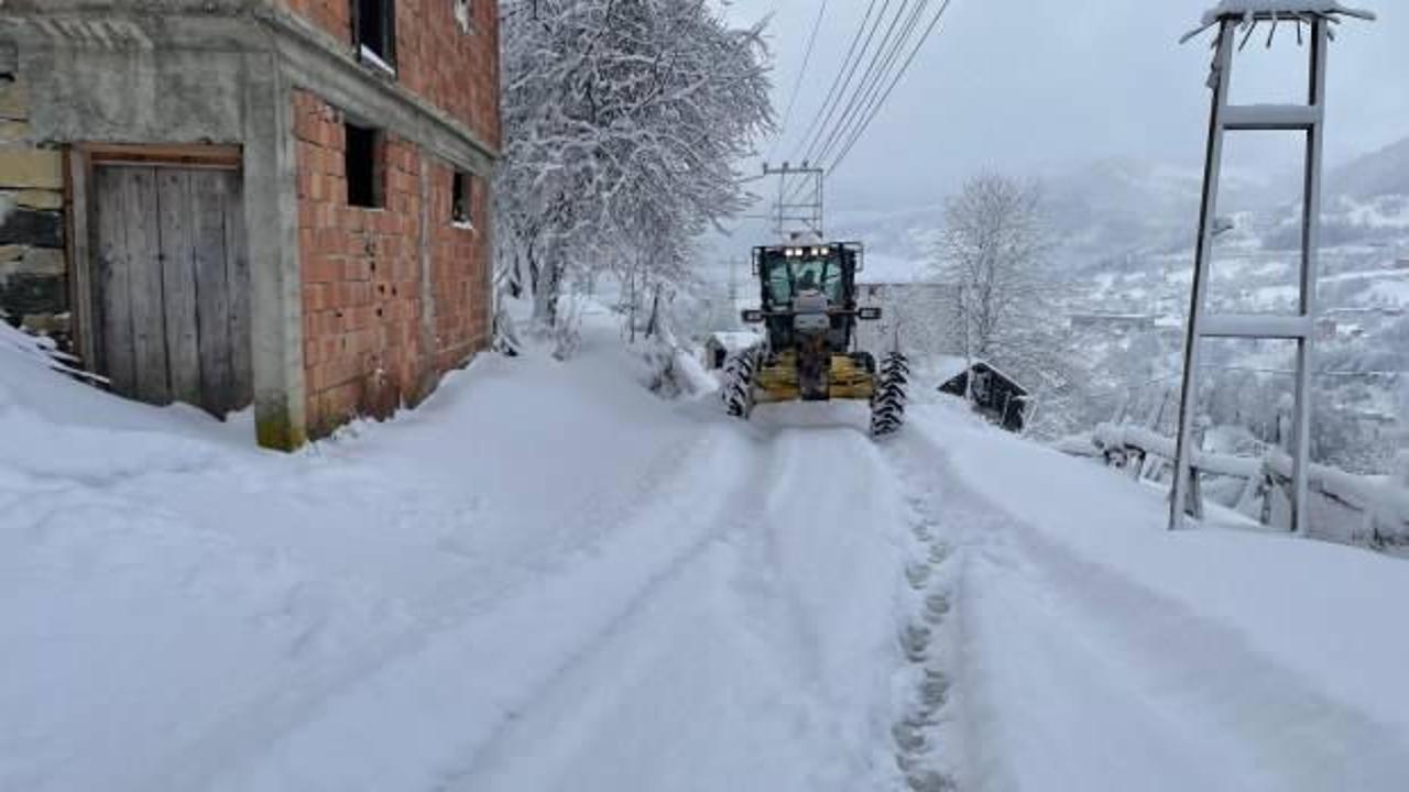 Trabzon'da lapa lapa yağan kar 168 mahallenin yolunu ulaşıma kapadı 