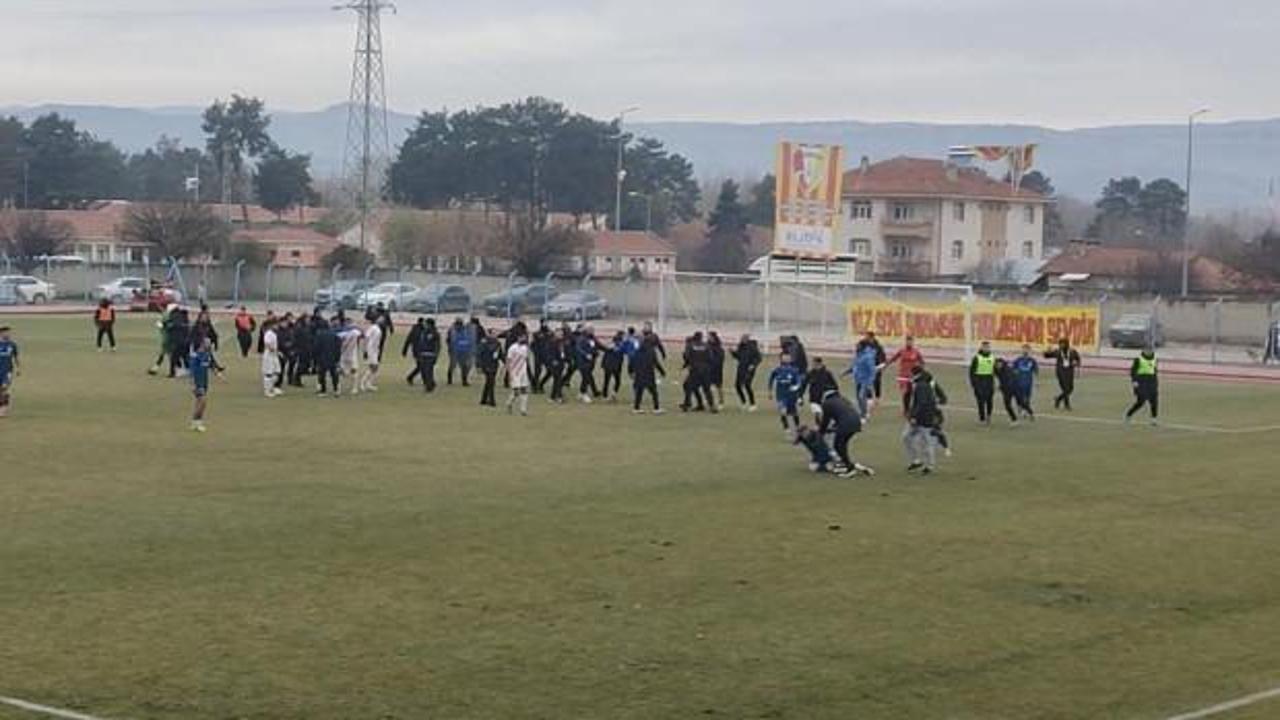 Amat&ouml;r ma&ccedil;ta saha karıştı, polisler g&uuml;&ccedil;l&uuml;kle ayırdı