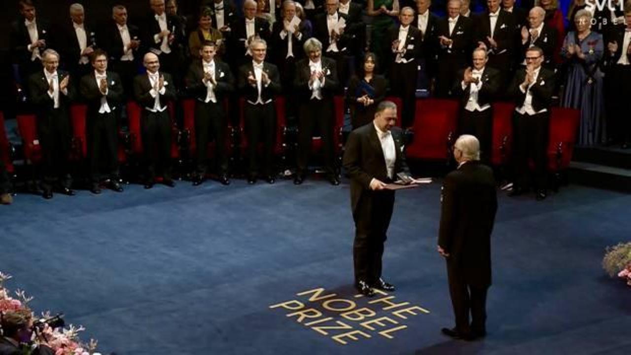 Daron Acemoğlu Nobel Ekonomi &Ouml;d&uuml;l&uuml;'n&uuml; aldı! Kral takdim etti