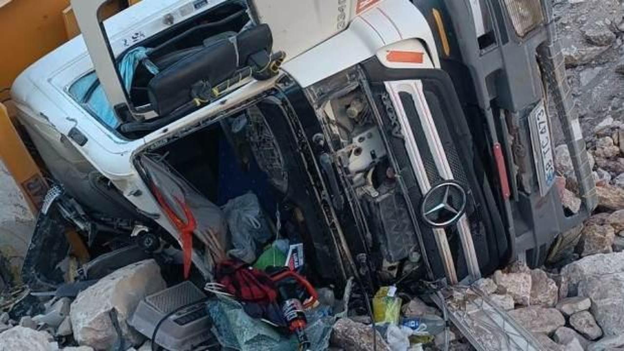 Devrilen hafriyat kamyonunun şof&ouml;r&uuml; hayatını kaybetti