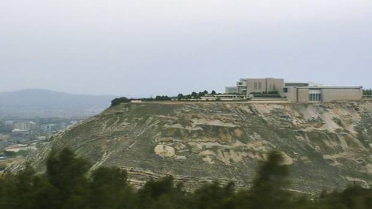 Esad'ın sarayı ateşe verildi