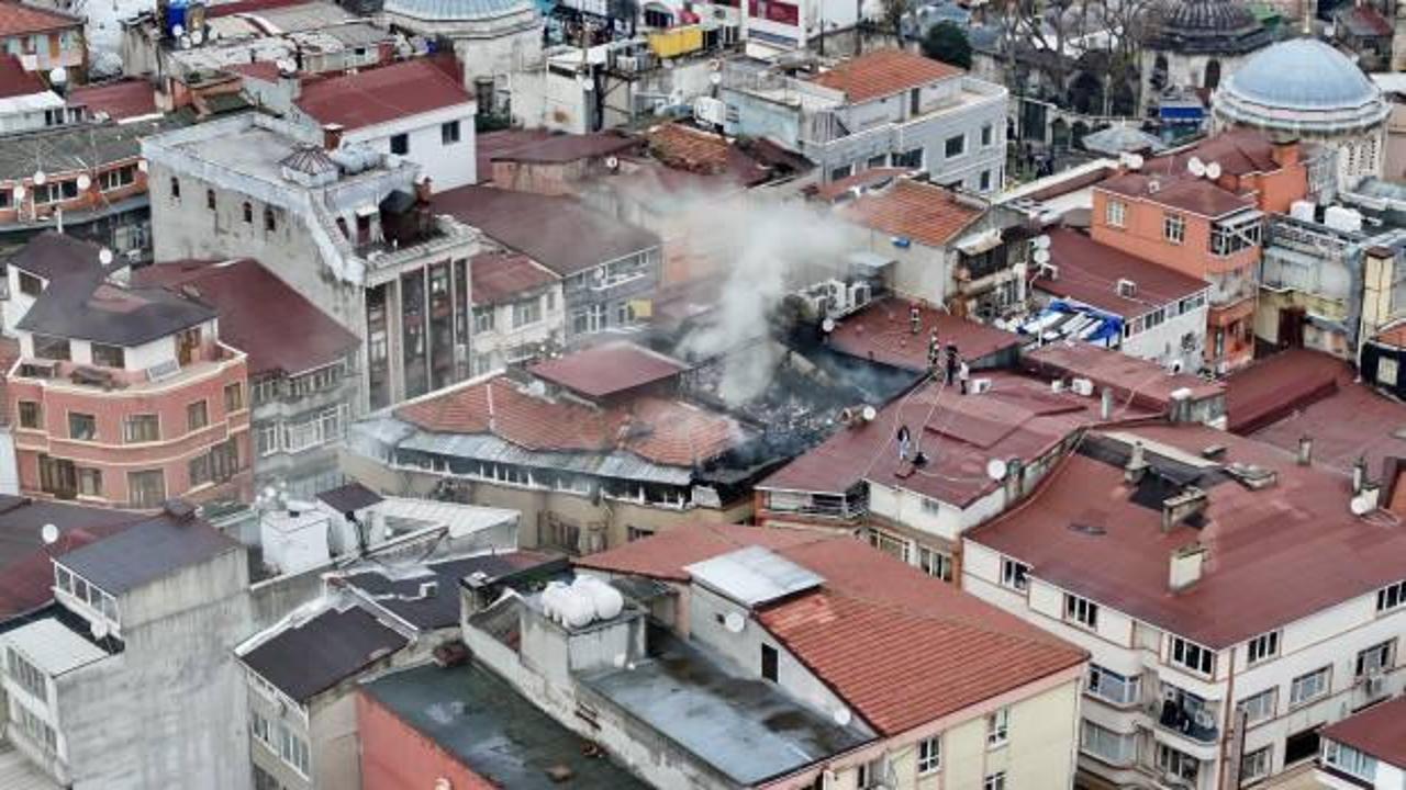 Fatih'te d&ouml;rt katlı binada yangın: İtfaiye m&uuml;dahale ediyor!