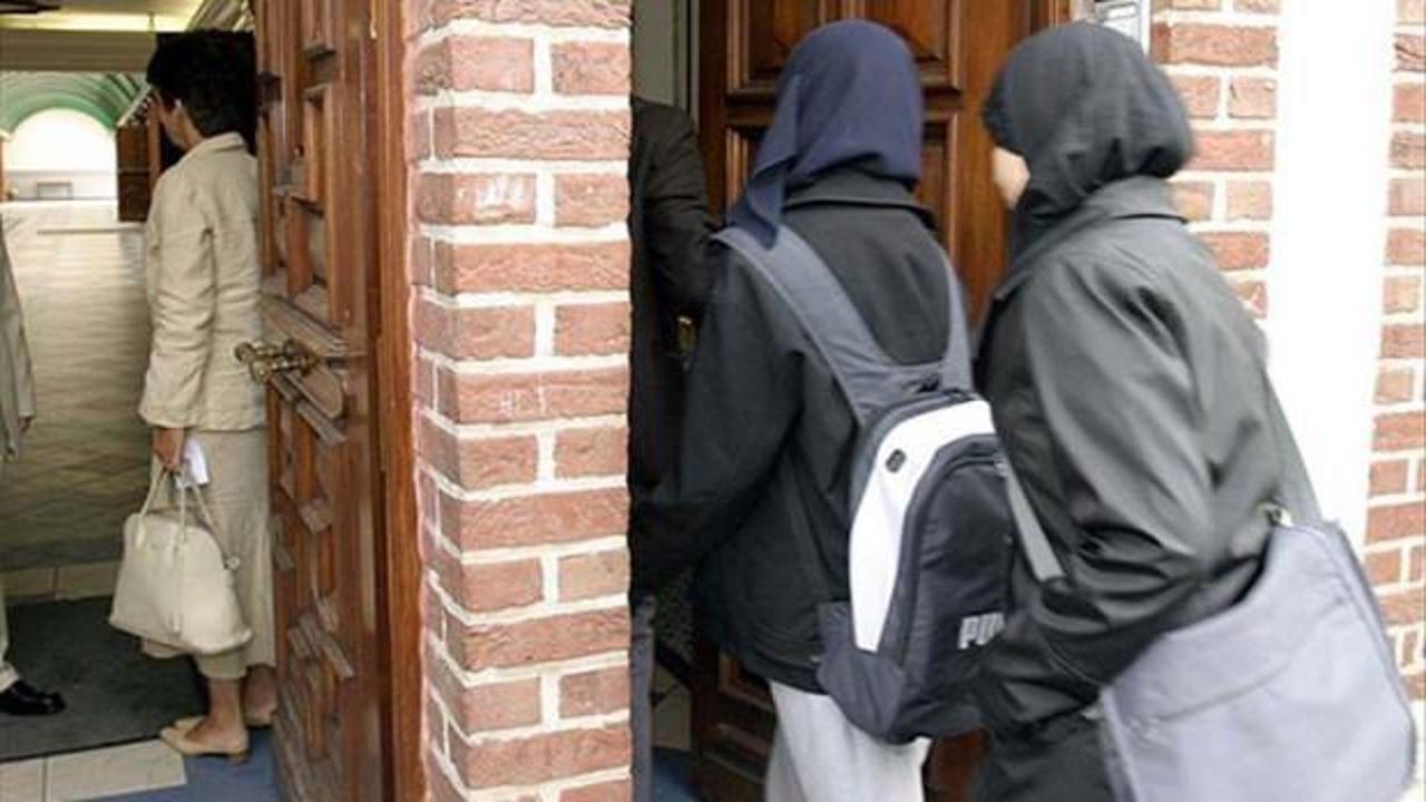 Fransa'da, baş&ouml;rt&uuml;l&uuml; &ouml;ğrencilerin iş başvurularının y&uuml;zde 81,4'&uuml; reddediliyor