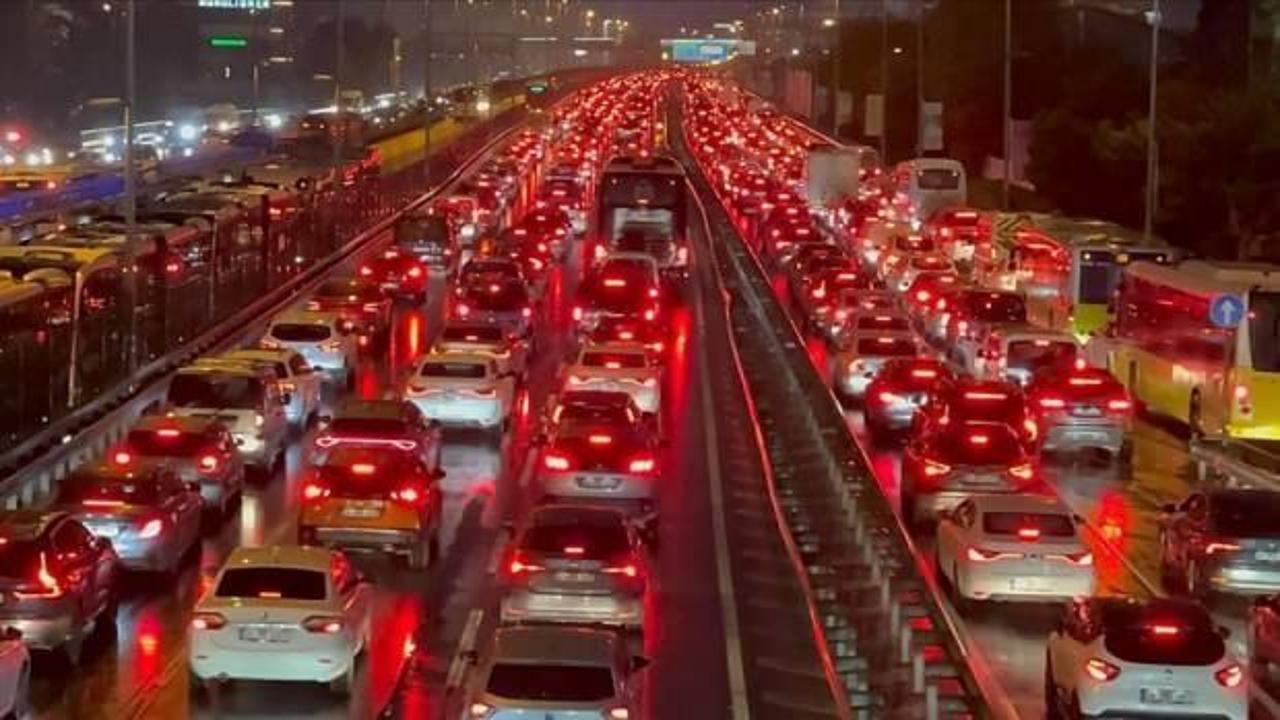 İstanbul'da yağmur sonrası trafik: Yoğunluk y&uuml;zde 80'leri aştı