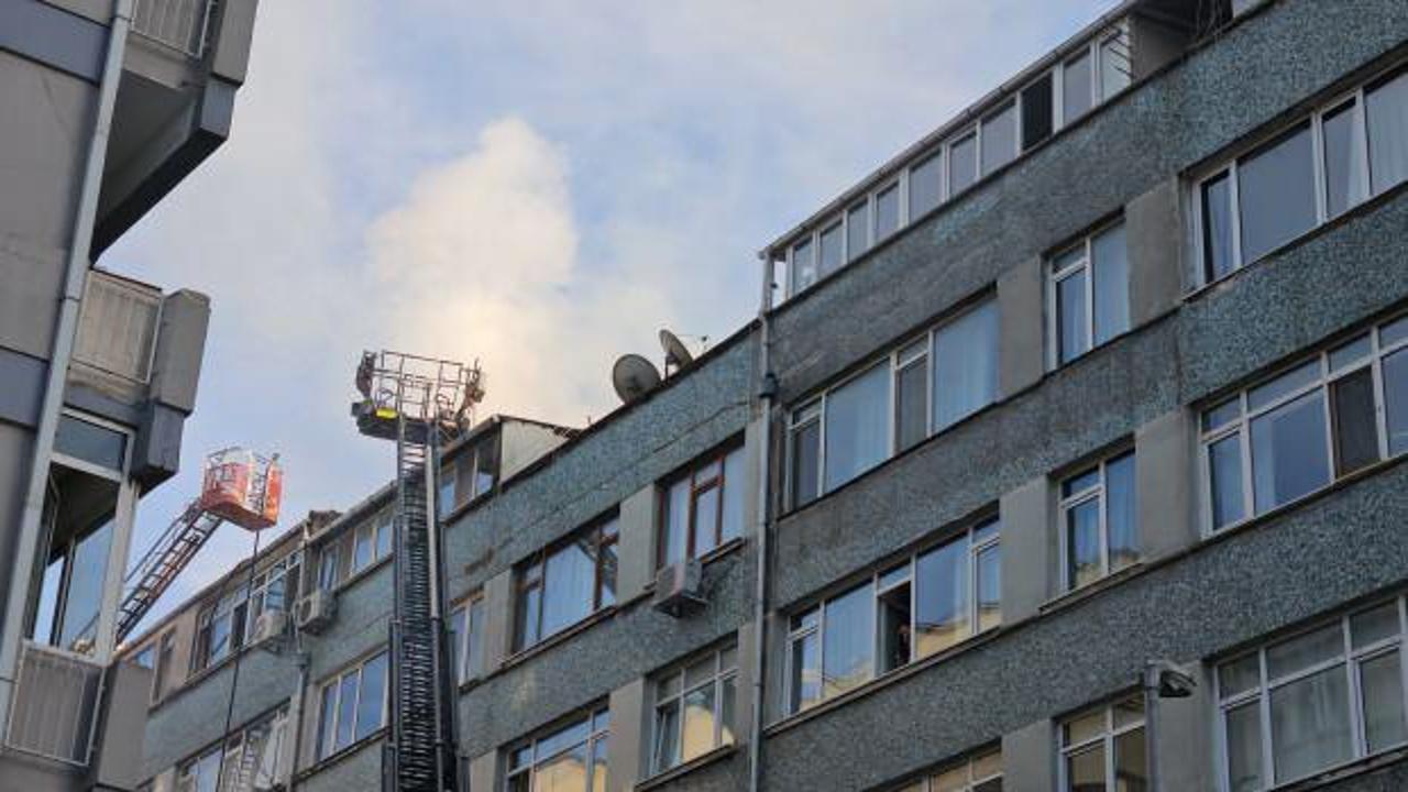 İstanbul'un g&ouml;beğinde 5 katlı binada yangın paniği!