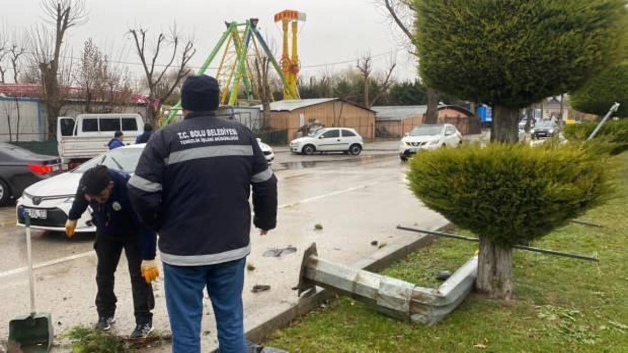 Kontrolden &ccedil;ıkan kamyonet elektrik direğini devirdi