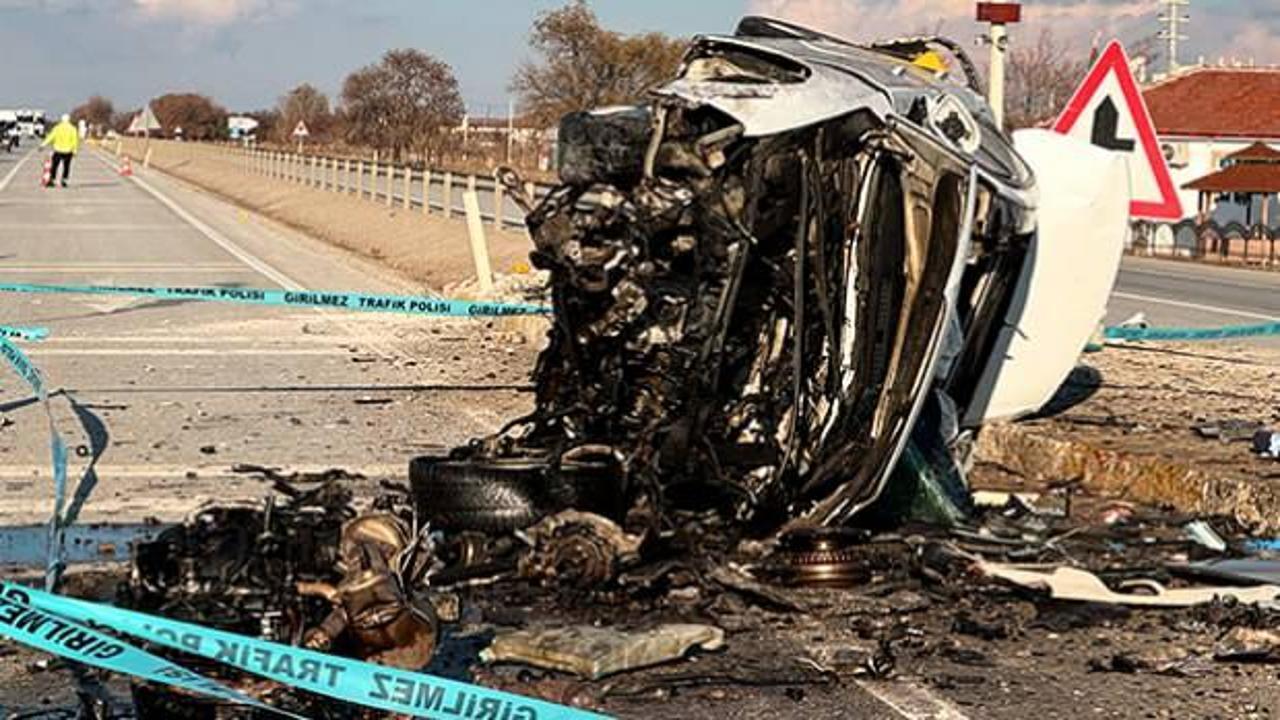Konya'da feci kaza! Lüks araç paramparça oldu: 3 ölü