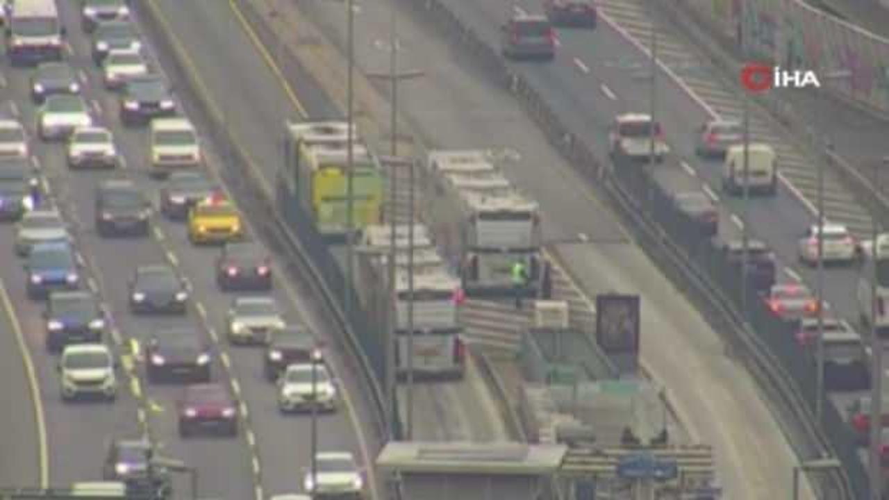 Seyir halindeki metrobüsten dumanlar yükseldi: Yolcular tahliye edildi!