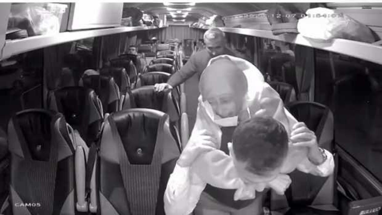 Siirt'te otob&uuml;s şof&ouml;r&uuml; yaşlı yolcuyu sırtında taşıdı 