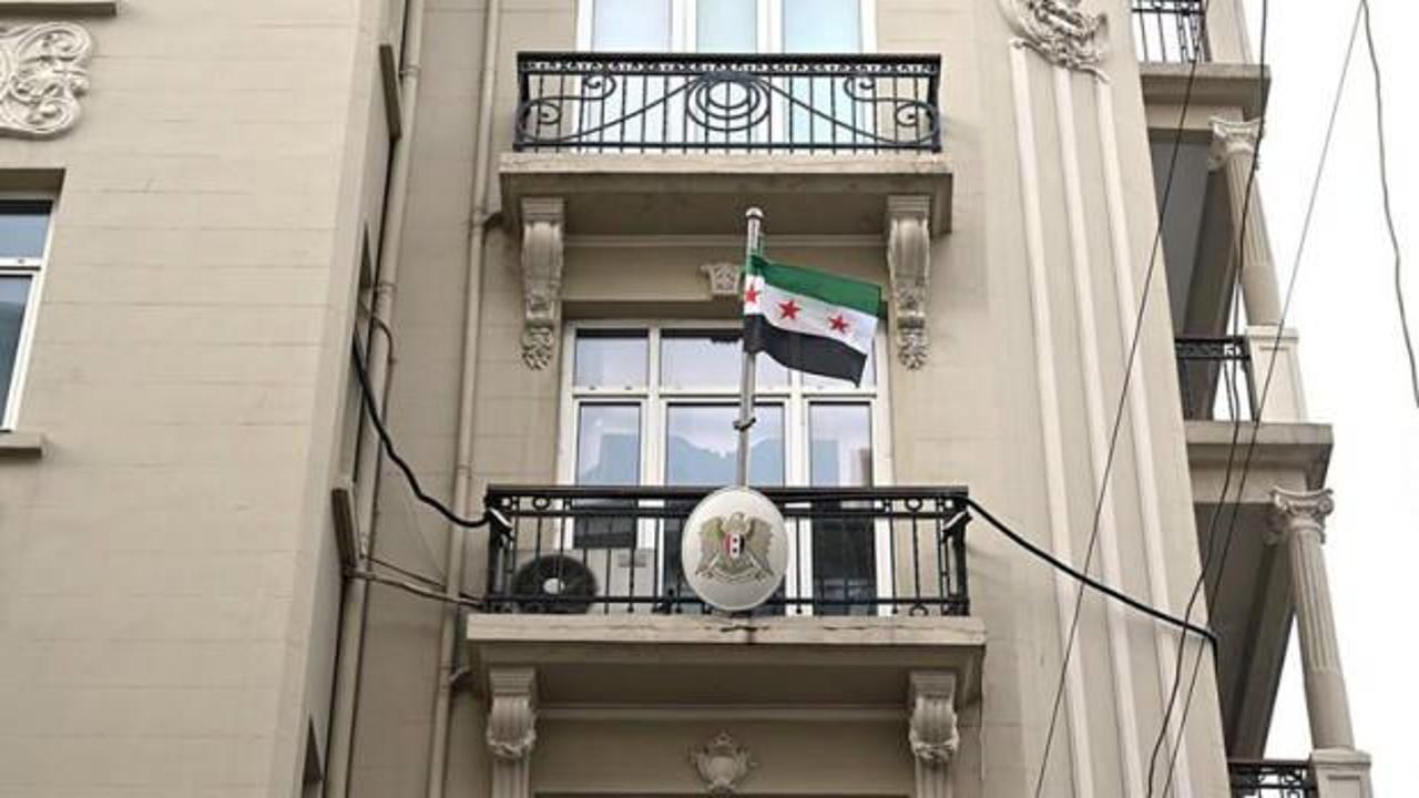 Suriye'nin İstanbul Başkonsolosluğunda bayrak değişti