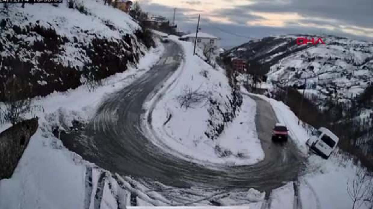 Trabzon'da feci kaza: Minib&uuml;s dereye yuvarlandı! &Ouml;l&uuml; ve yaralılar var 