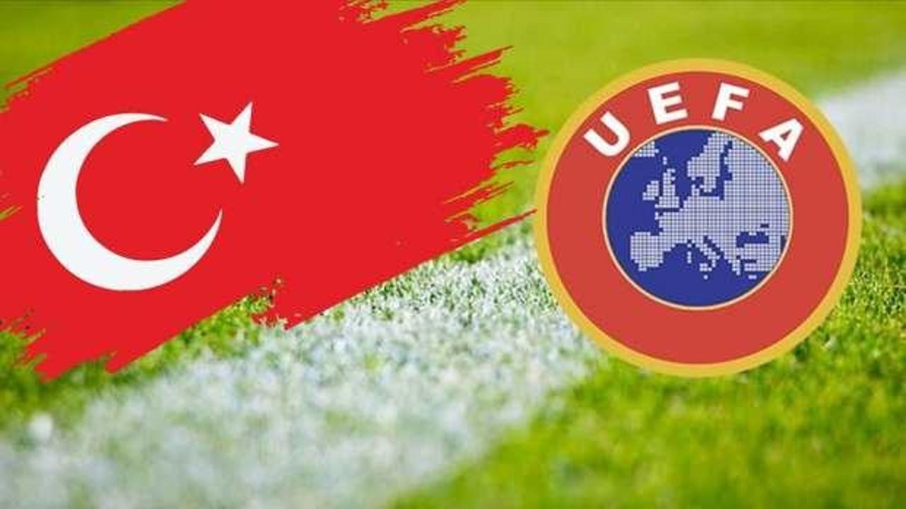 Beşiktaş futbol takımı oyuncuları maç sonrası sevinirken