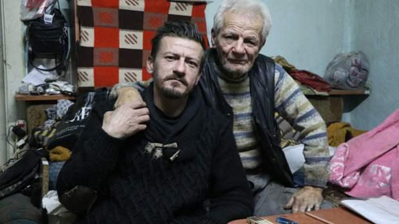 84 yaşındaki baba, g&ouml;rme engelli oğluyla hayat m&uuml;cadelesi veriyor