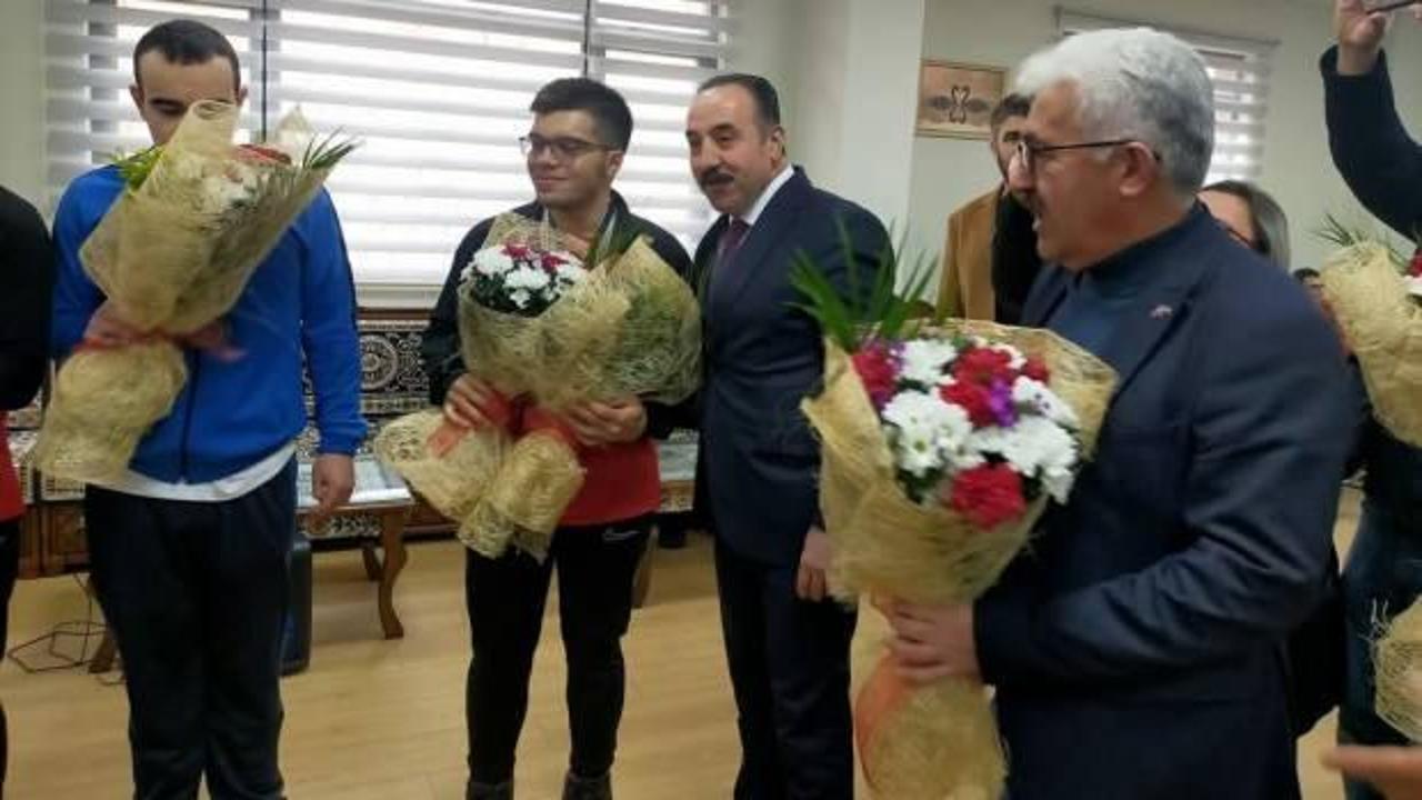 Altın madalyalarla dönen Aksaraylı sporcular coşkuyla karşılandı
