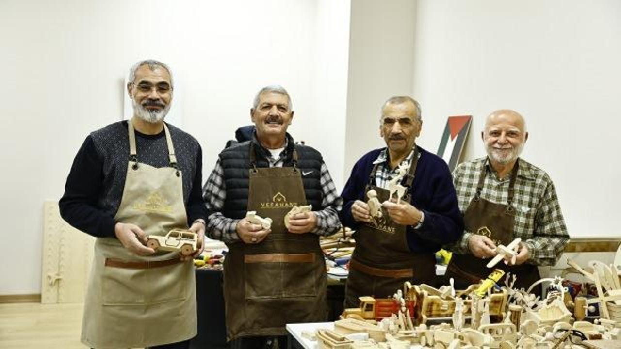 Bağcılar'da emekliler oyuncak yaparak kaliteli zaman ge&ccedil;iriyor