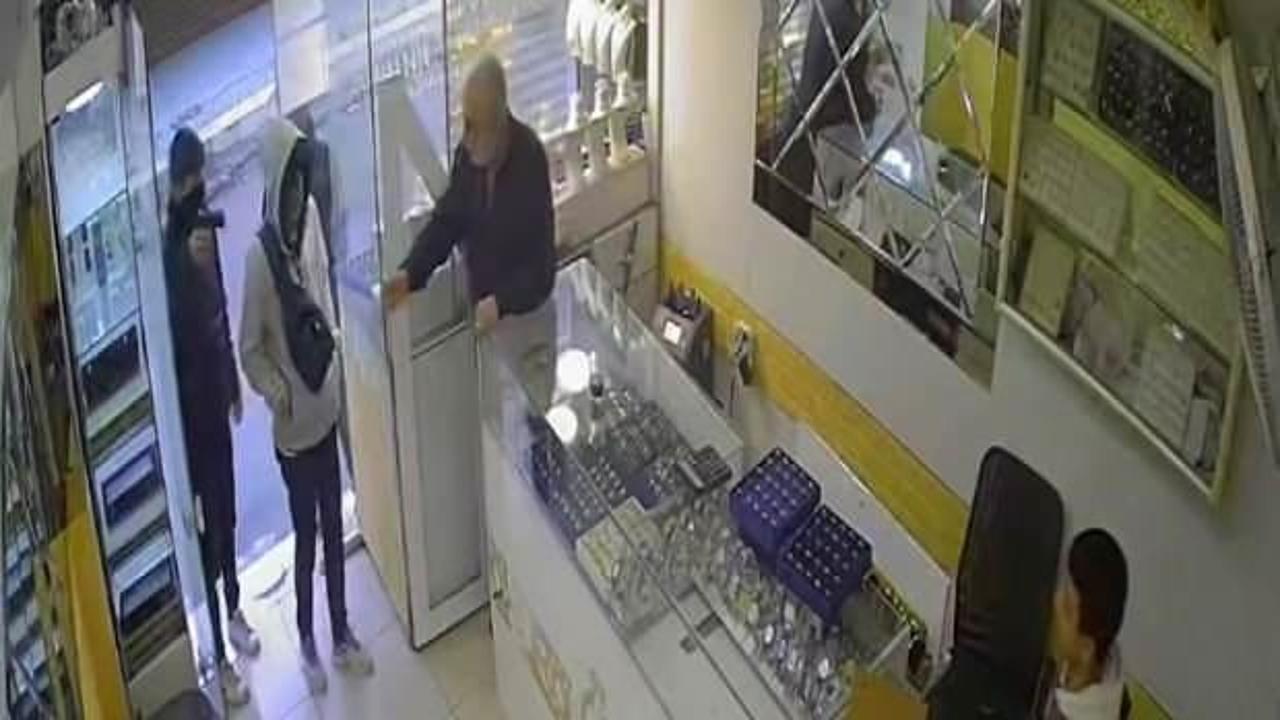 Cesur kuyumcu silahlı soyguncuları böyle geri püskürttü