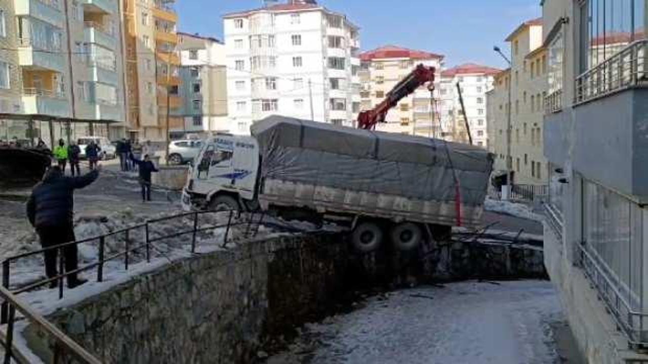 G&ouml;r&uuml;nt&uuml;ler Bitlis'ten: Asılı kaldığı duvar dereye u&ccedil;masına engel oldu 