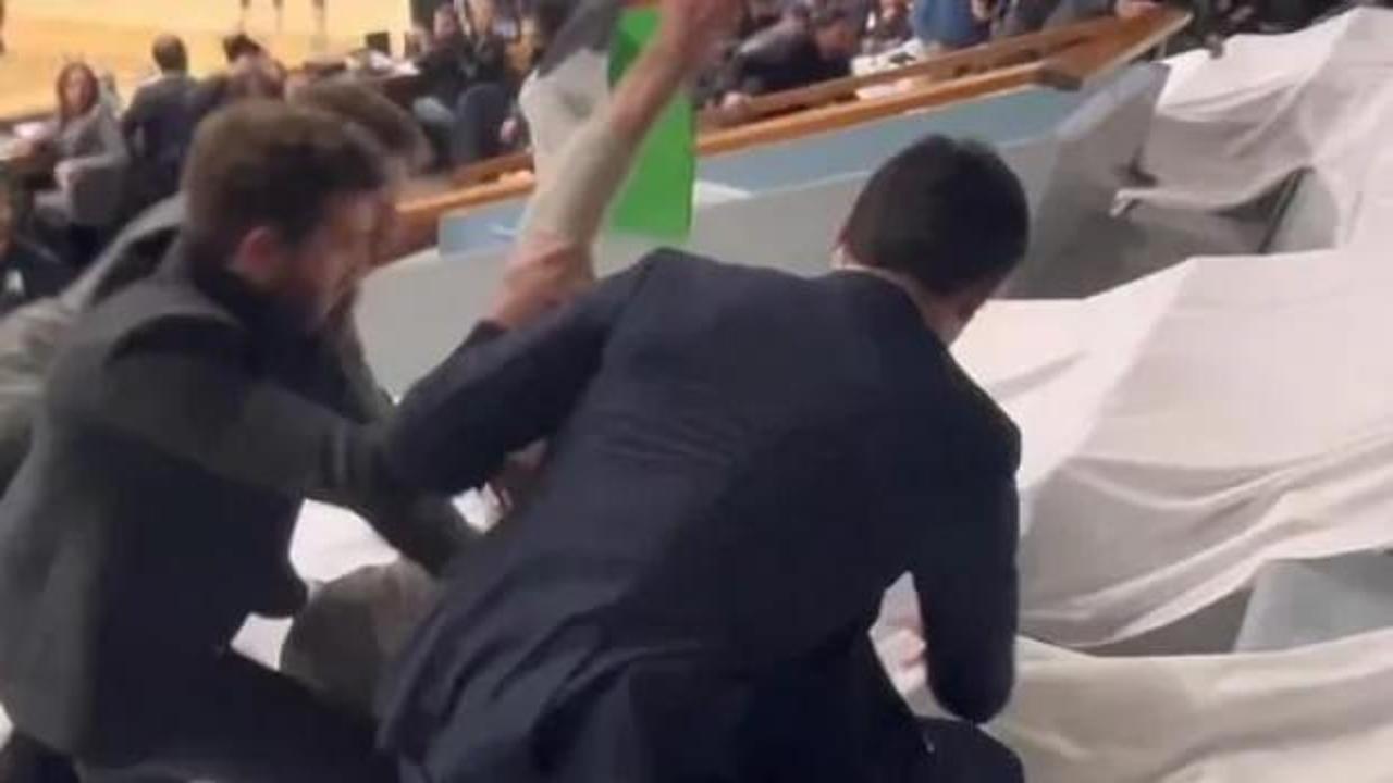  İsrailli taraftarlardan çirkin saldırı...Filistin bayraklı genci darbettiler!