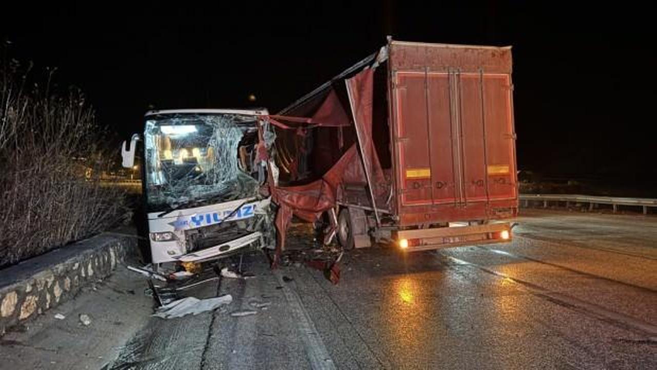 Yolcu otobüsü ve TIR çarpıştı! Afyonkarahisar'da Korkunç kaza...