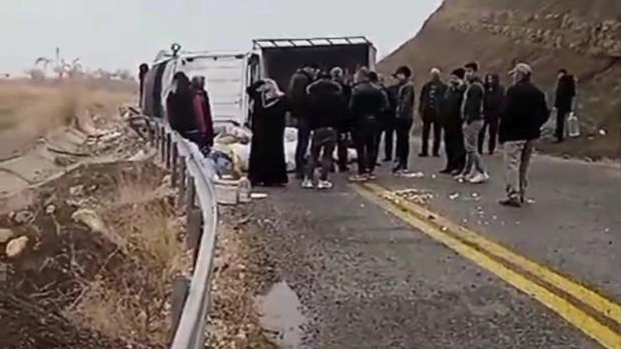 Siirt&rsquo;te kontrolden &ccedil;ıkan kamyonet devrildi!