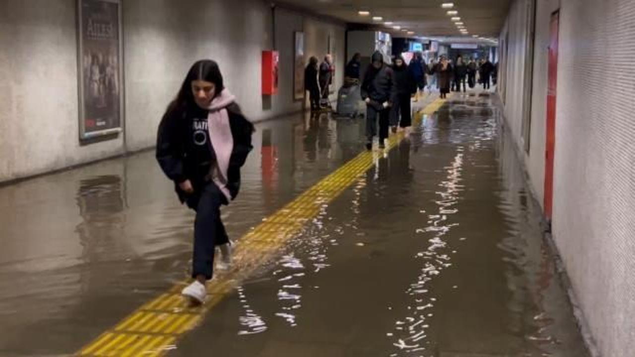 Ulubatlı Metro istasyonunu su bastı: Vatandaşlar y&uuml;r&uuml;mekte zorlandı