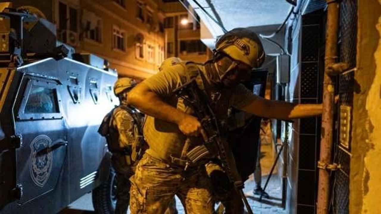 Bakan Yerlikaya duyurdu! Y&uuml;zlerce d&uuml;zensiz g&ouml;&ccedil;men yakalandı