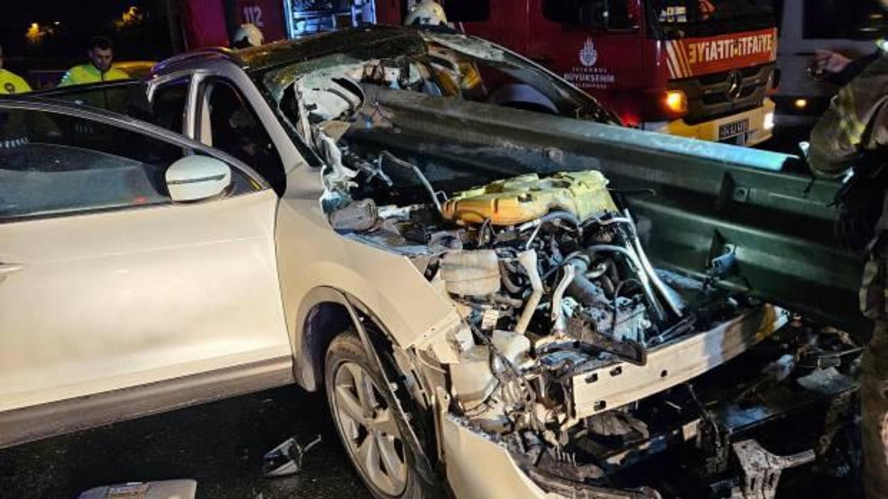 Beylikd&uuml;z&uuml;'nde korkun&ccedil; kaza: Bariyere ok gibi saplandı! &Ouml;l&uuml; ve yaralılar var