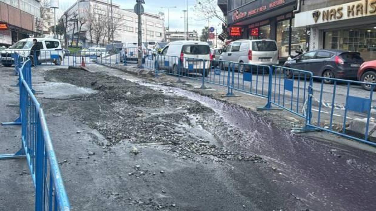 Daha &ouml;nce &ccedil;&ouml;ken yolda bu kez de kanalizasyon borusu patladı
