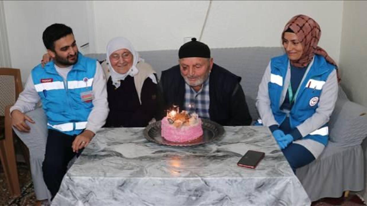 Doğum gününü ilk defa 80 yaşında sağlık ekibiyle kutladı