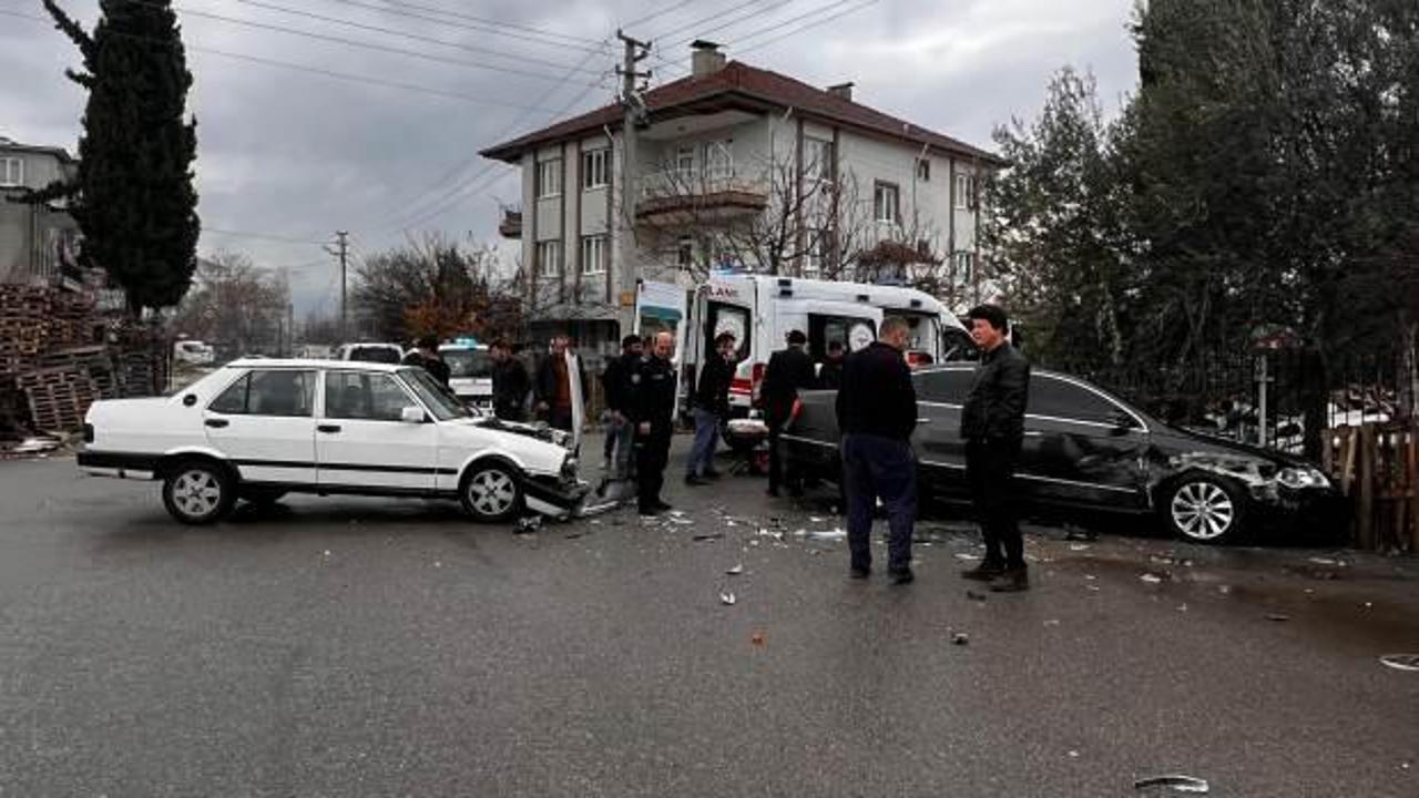 Ehliyetsiz gen&ccedil; kaza yaptı! Kadın s&uuml;r&uuml;c&uuml; yaralandı