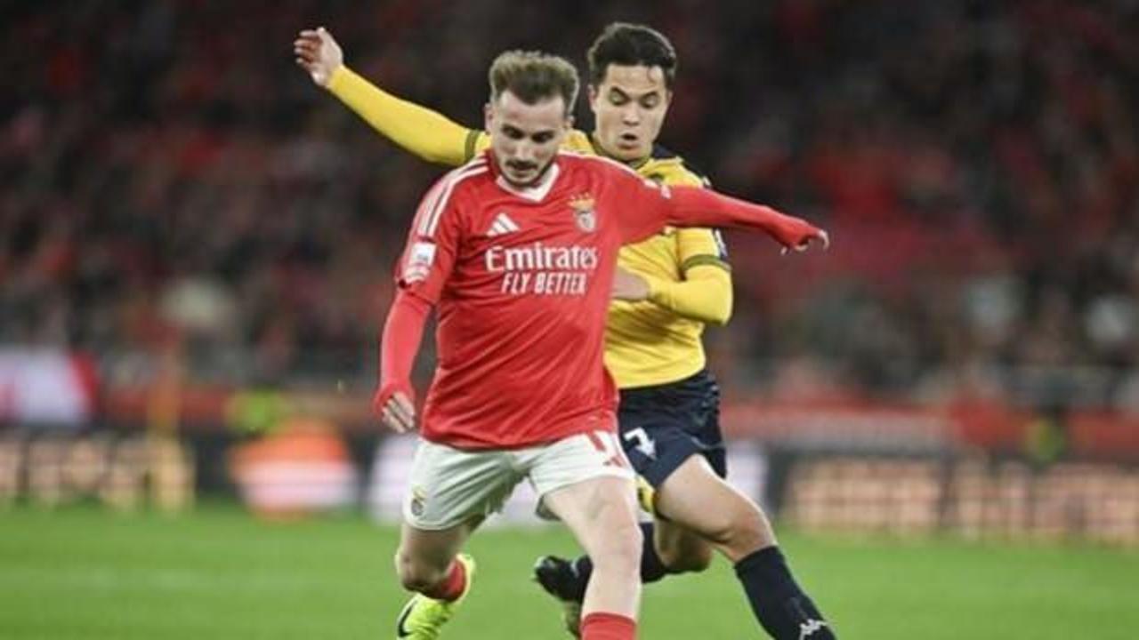 Est&aacute;dio da Luz'da Kerem Akt&uuml;rkoğlu'na sevgi seli